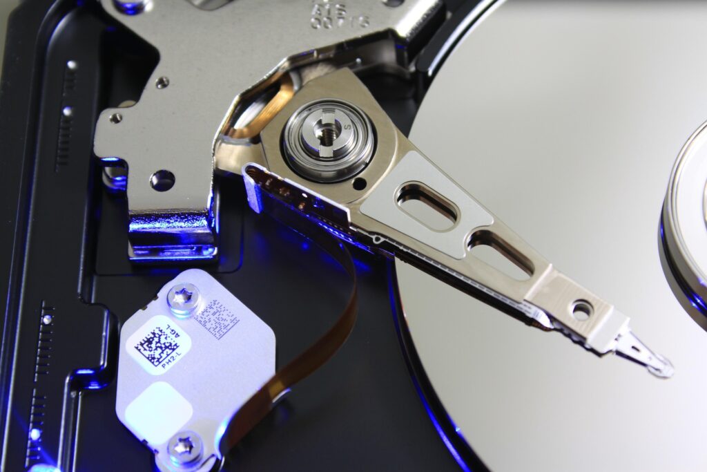 الفرق بين SSD و HDD لجهاز بطيء واختيار الهارد المناسب لتسريع الكمبيوتر